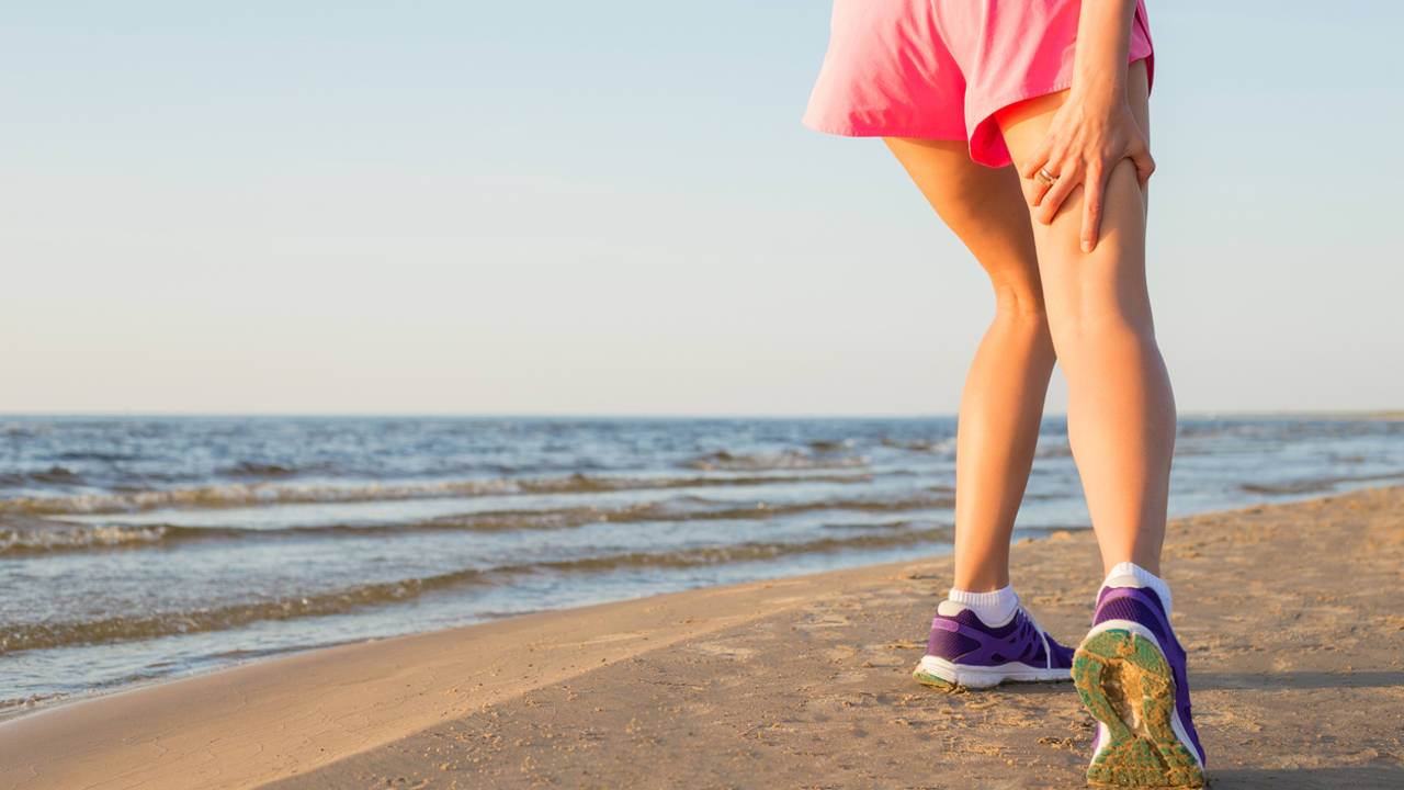 MUJER CORRIENDO PLAYA PLANO PIERNAS