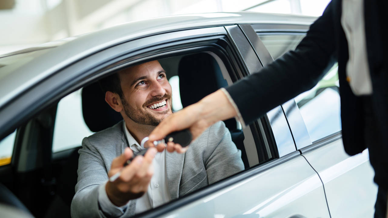 Hombre dentro del coche