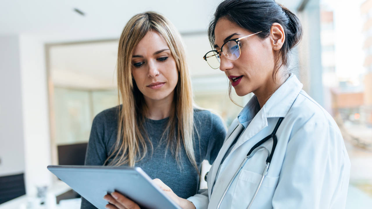 MEDICO PACIENTE EN CONSULTA