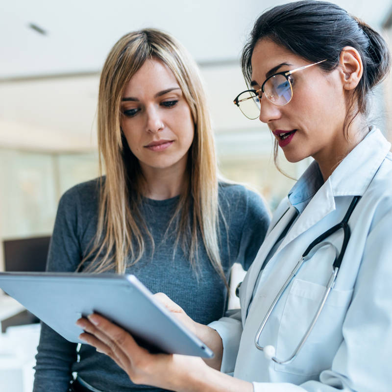 MEDICO PACIENTE EN CONSULTA