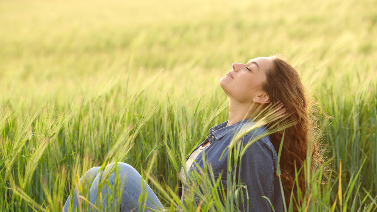 mujer en el campo pensativa