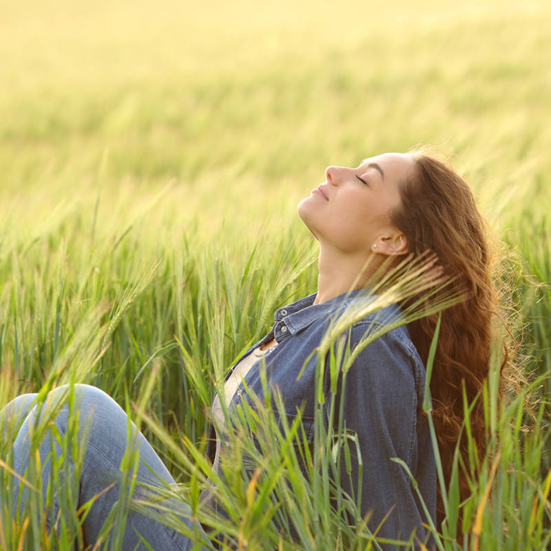 mujer en el campo pensativa