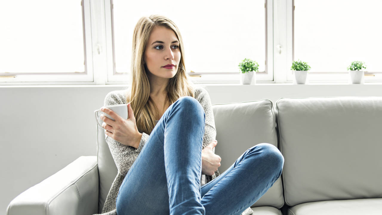 mujer sentada sofa