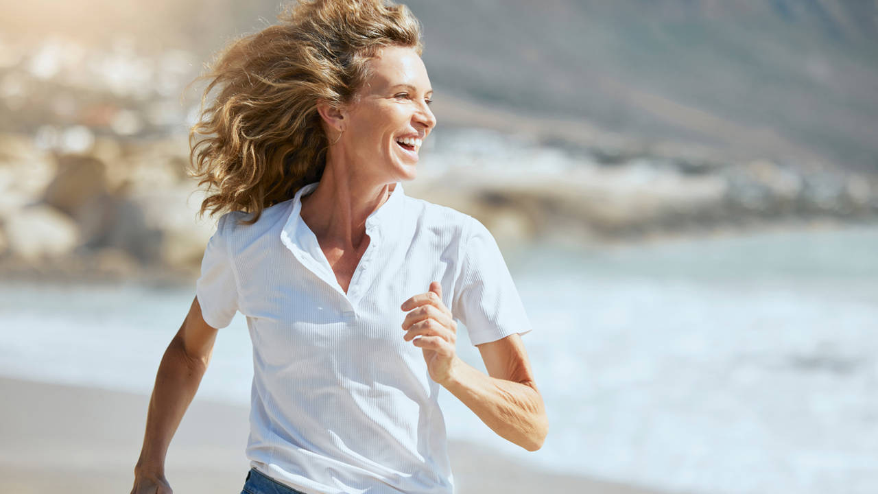 MUJER GUAPA MADURA CORRIENDO