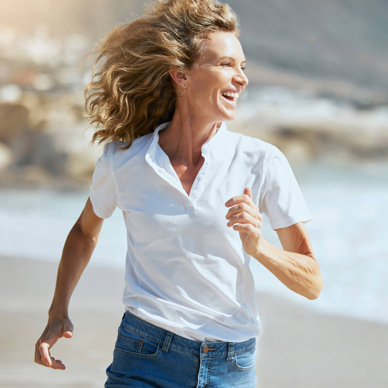 MUJER GUAPA MADURA CORRIENDO