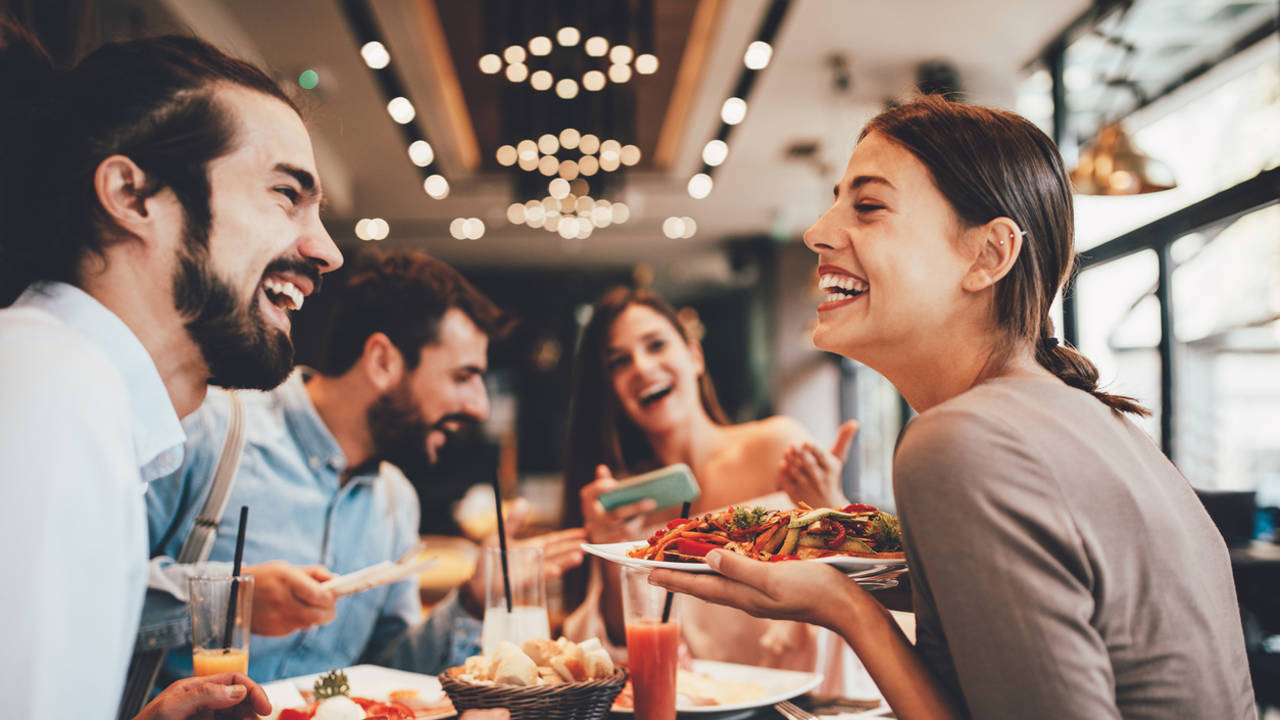 gente joven comiendo