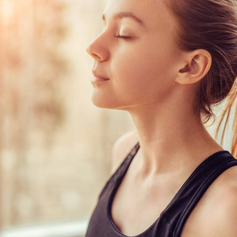 chica respirando con ojos cerrados