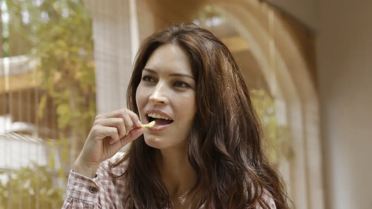 Chica comiendo patatas