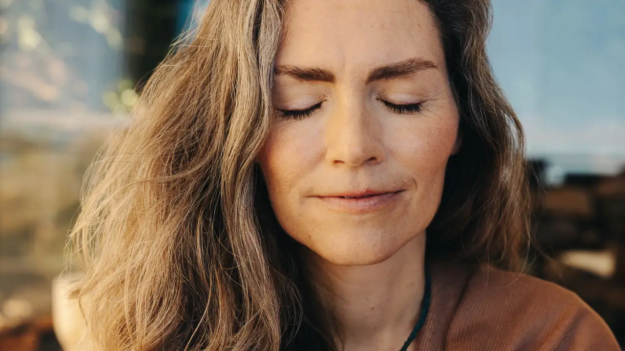 mujer madura serena ojos cerrados