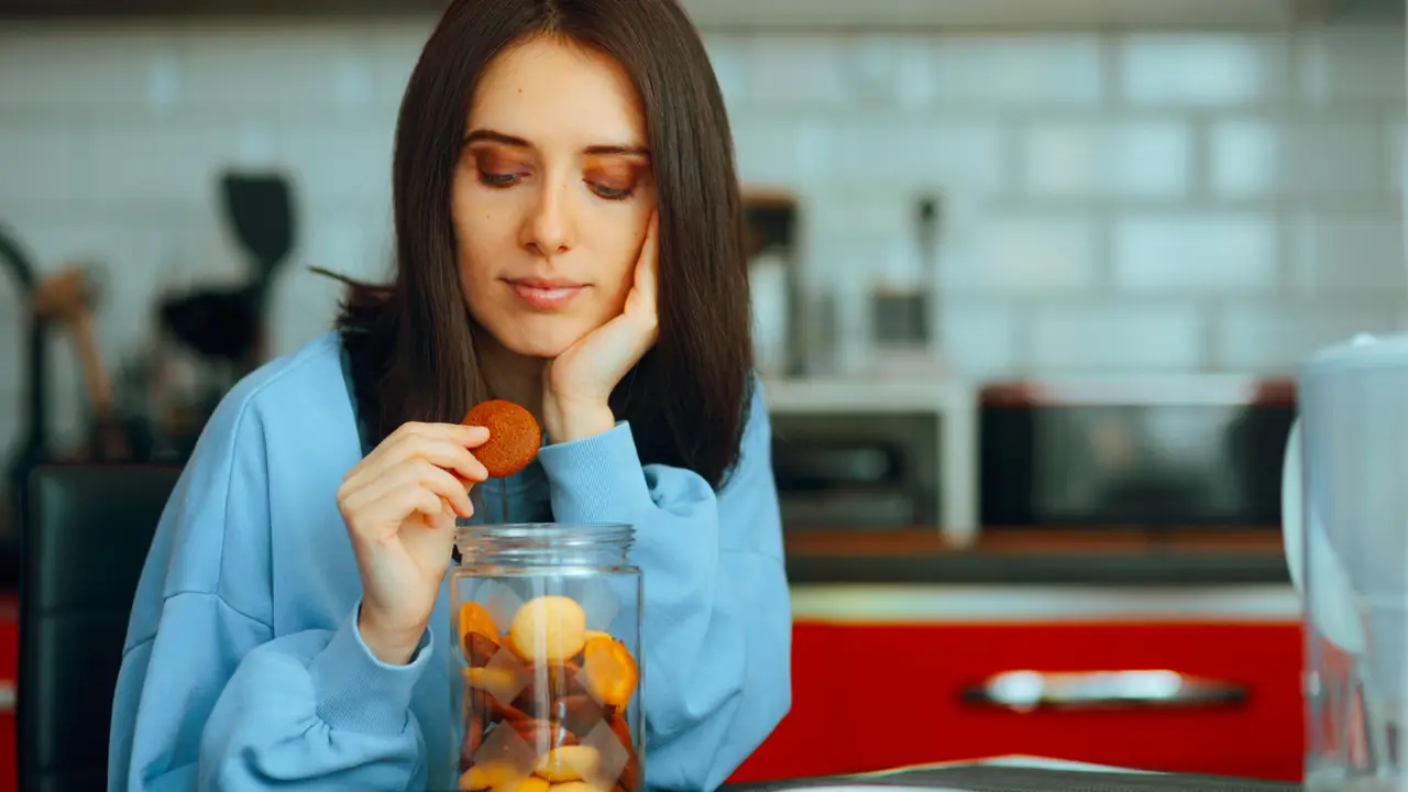 Chica con galletas