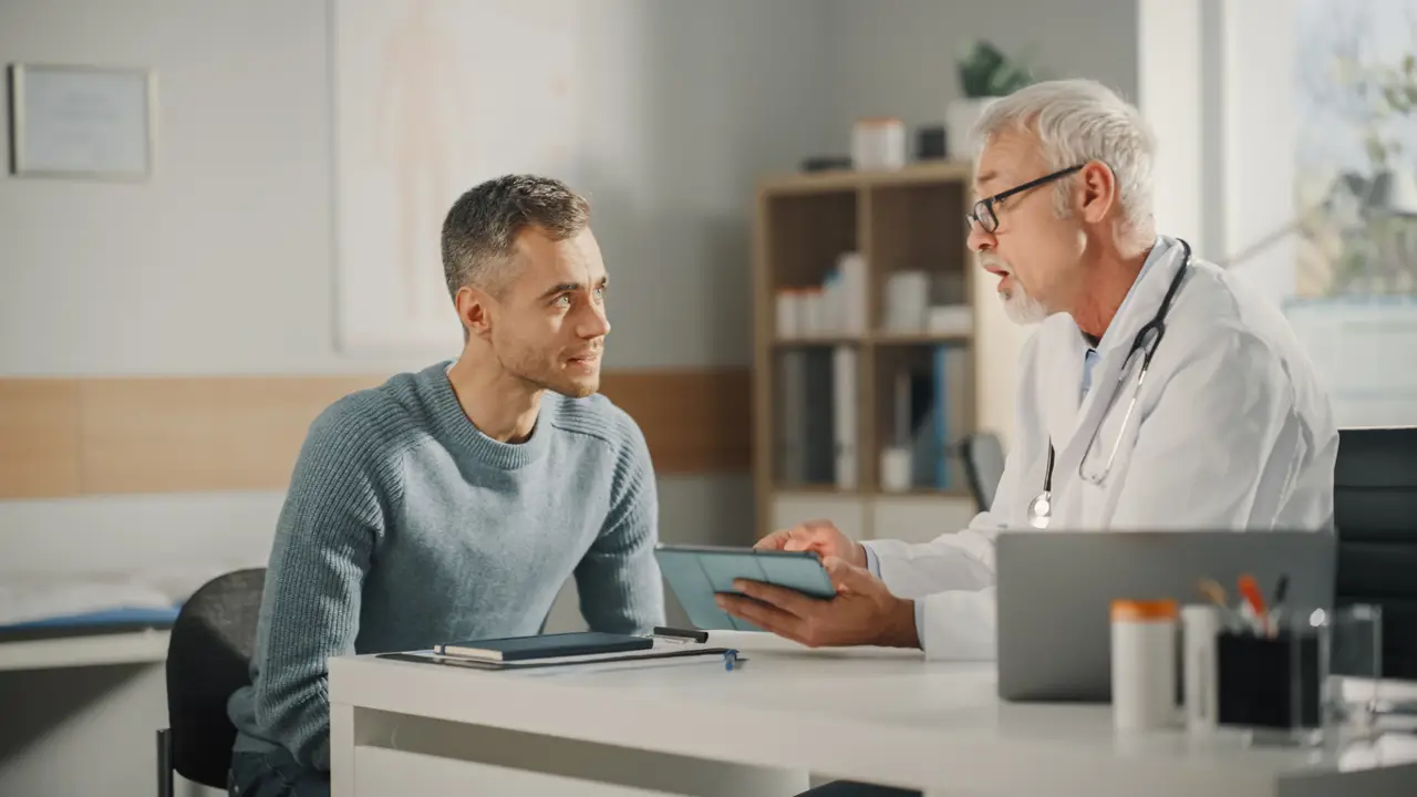 hombre en la consulta médica