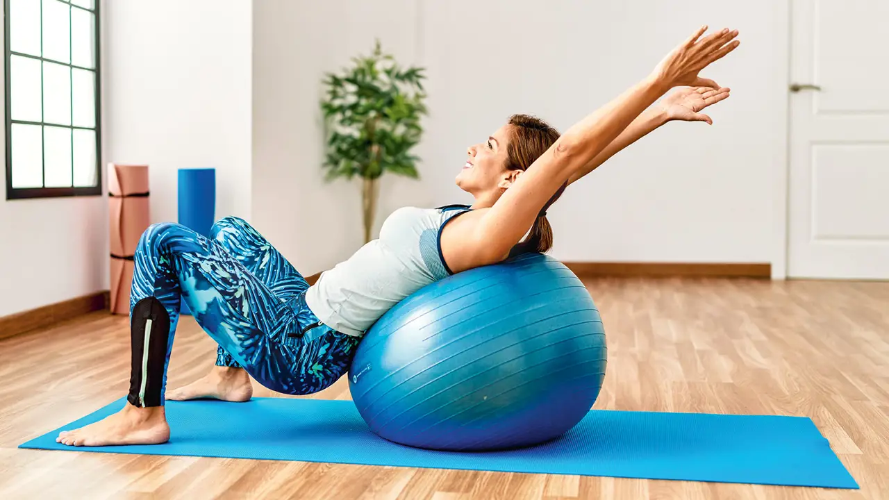 Cuatro ejercicios de pelota para estirar y movilizar tus articulaciones