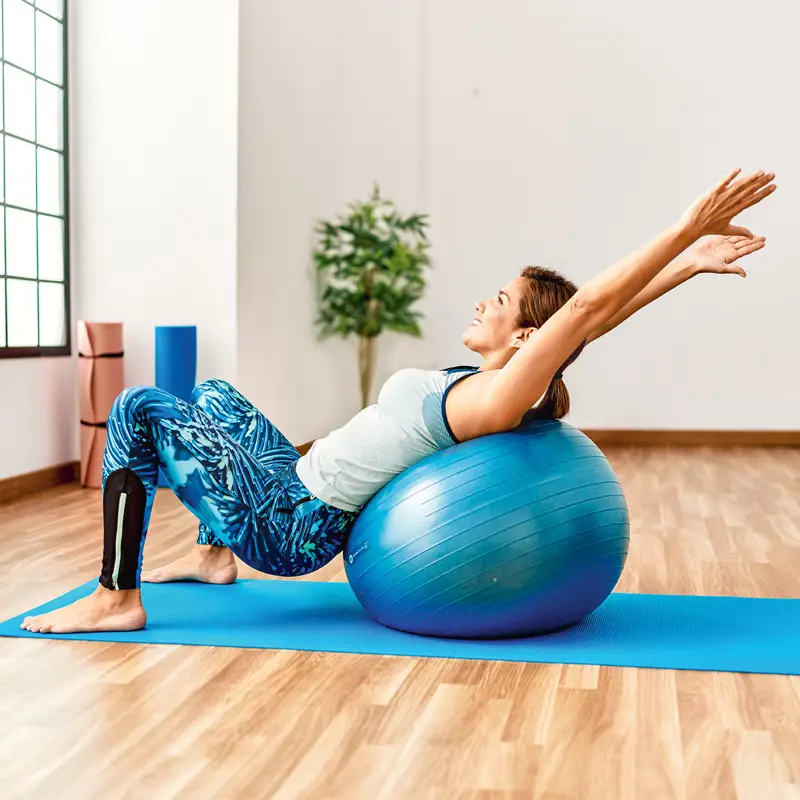 Cuatro ejercicios de pelota para estirar y movilizar tus articulaciones