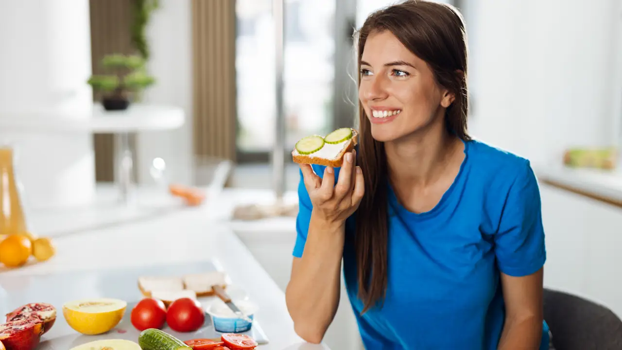 MUJER JOVEN COMIENDO