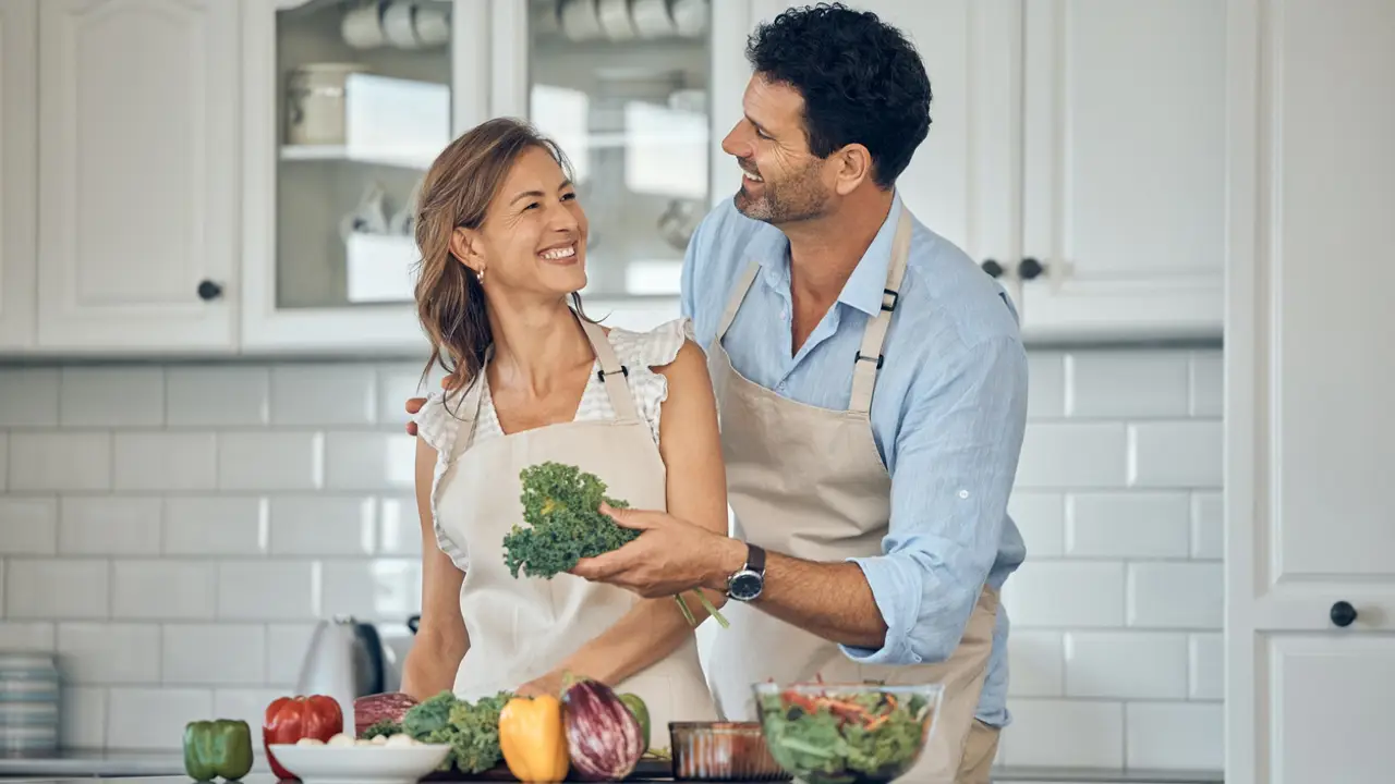 pareja en la cocina