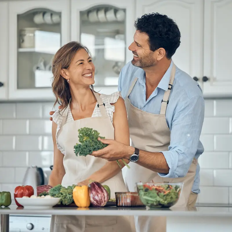 pareja en la cocina