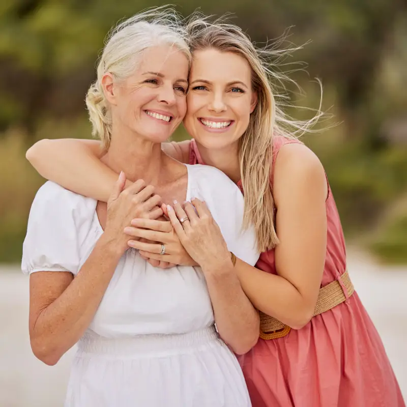 madre hija feliz fondo verde