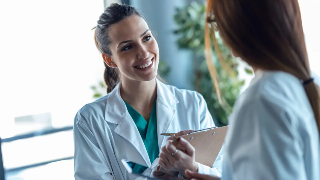 Doctora en consulta sonriente