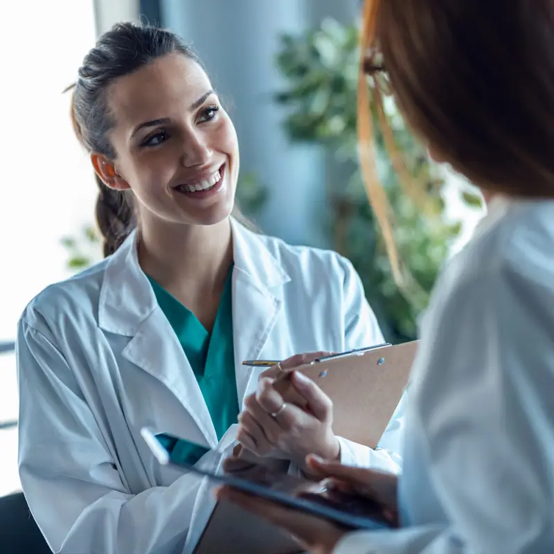 Doctora en consulta sonriente