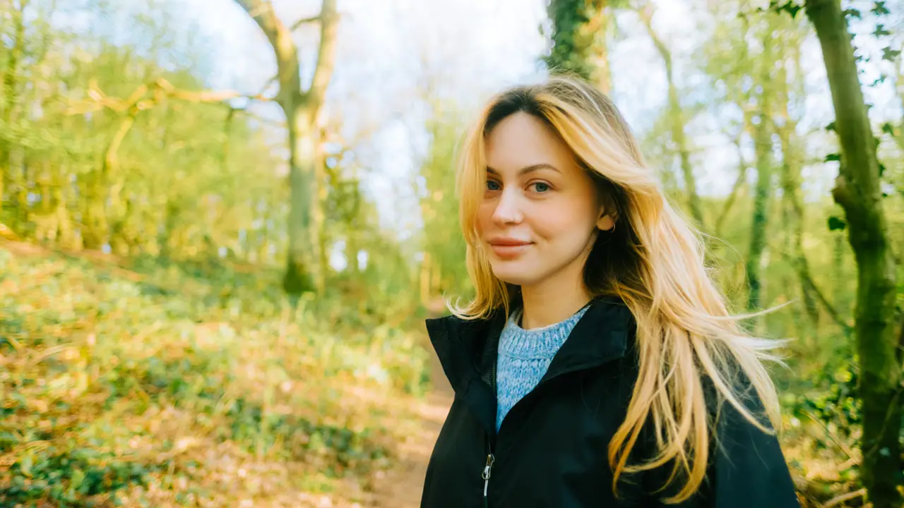 Mujer joven en el campo