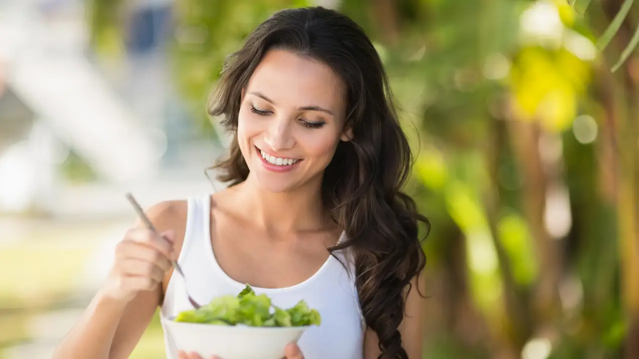 Mujer comiendo ensalada