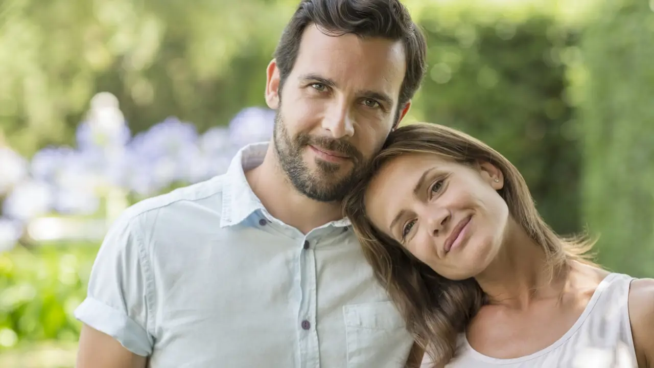 Pareja feliz fondo verde