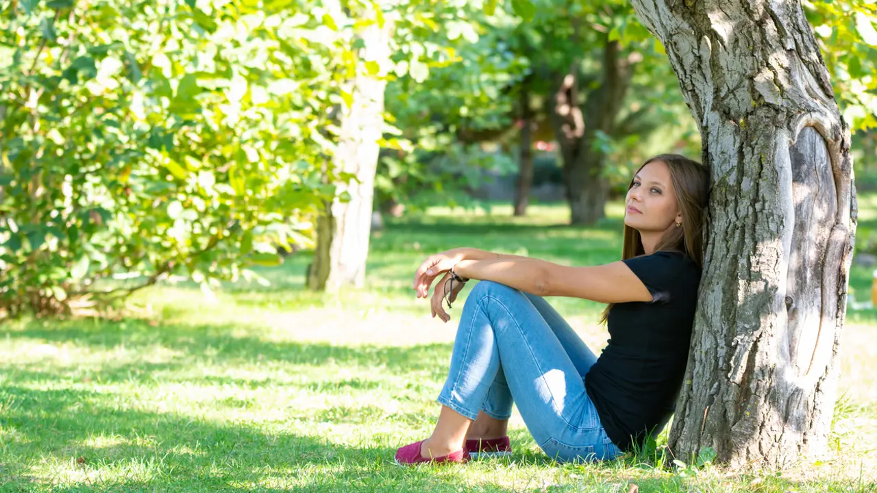 CHICA JOVEN EN EL CAMPO