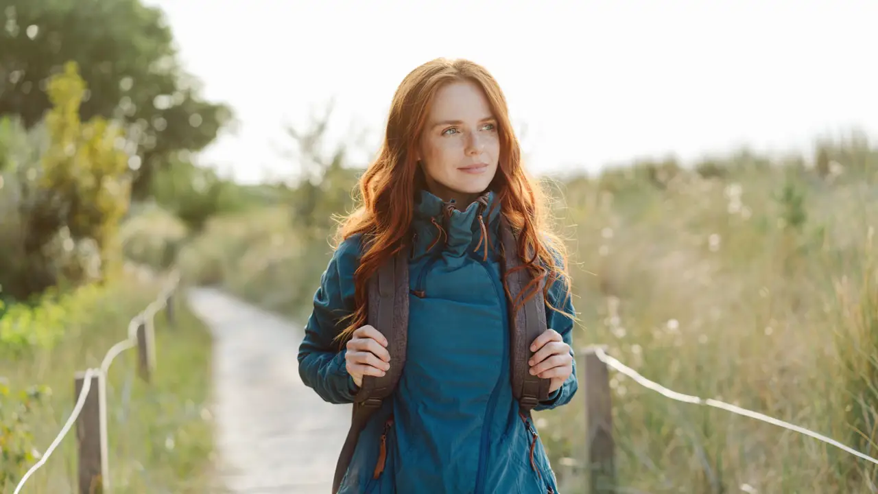 Mujer joven en el campo