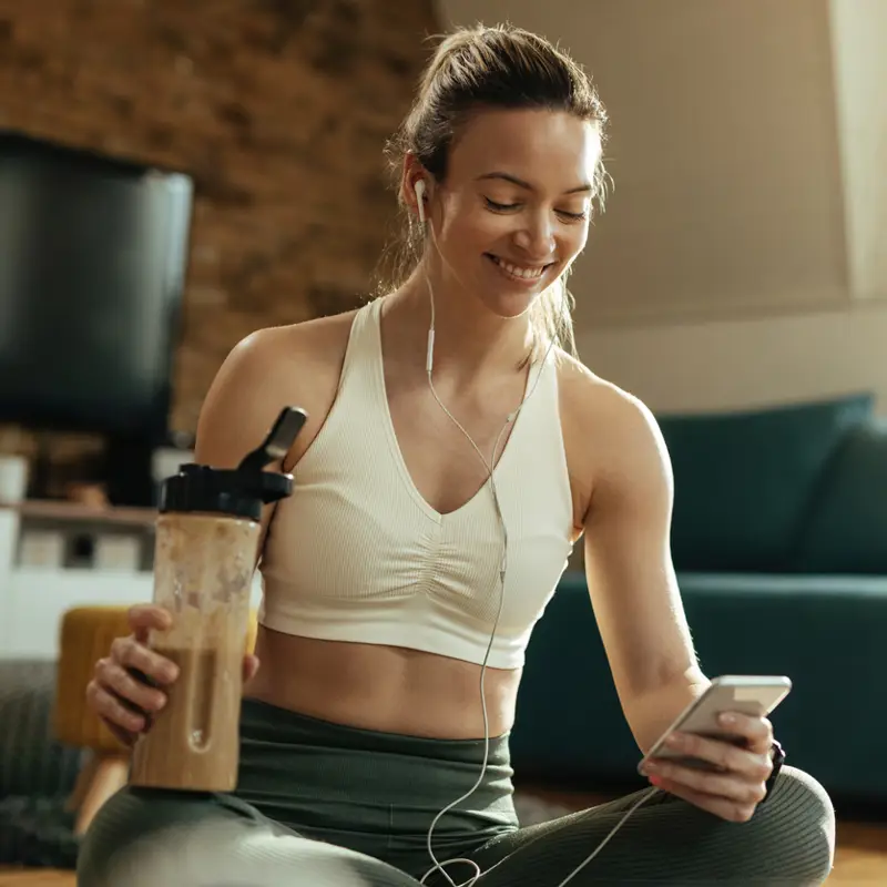 chica deportista tomando batido