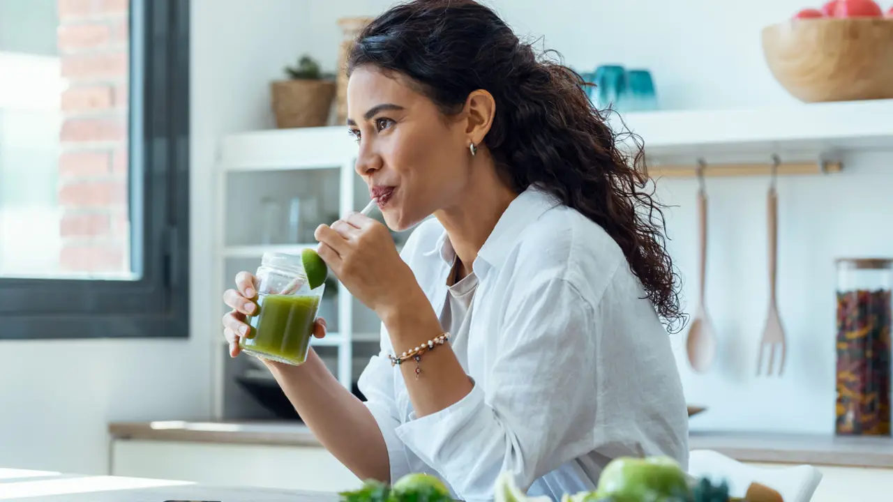 mujer a dieta tomando zumo