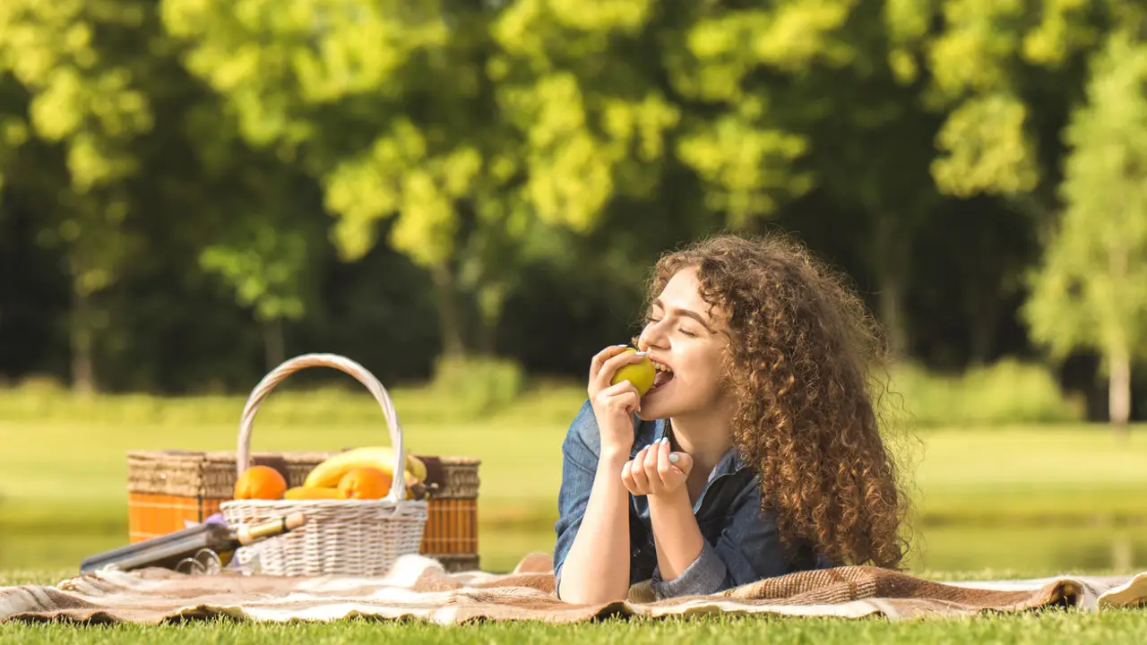 Comer feliz una manzana