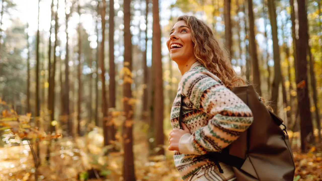 chica en el bosque en otoño