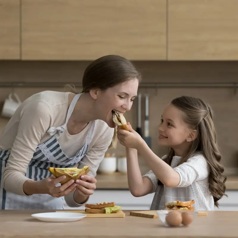 Madre e hija comiendo