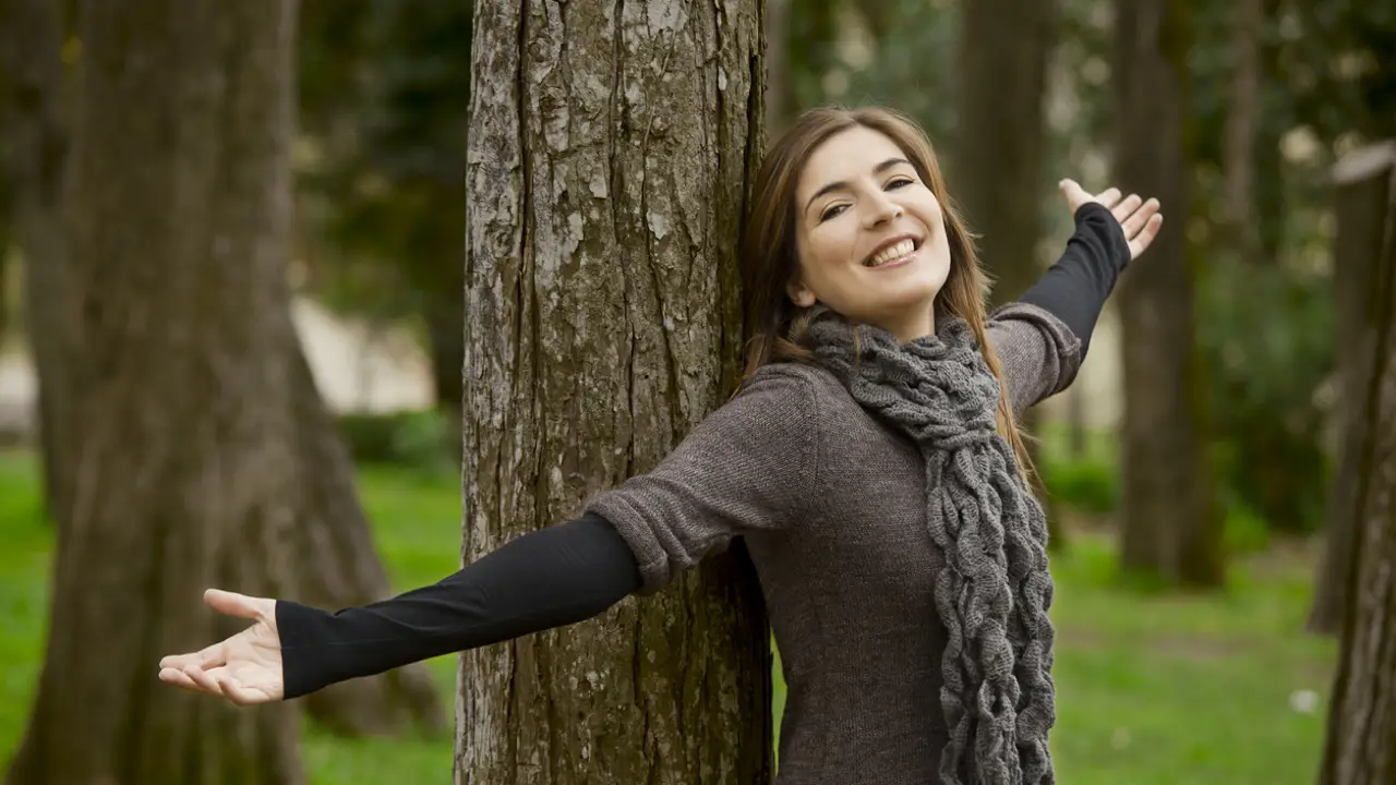 chica en árbol