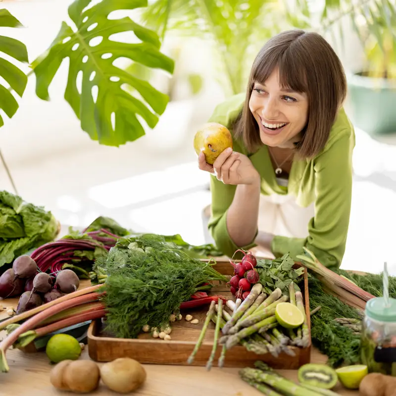 chica con vegetales