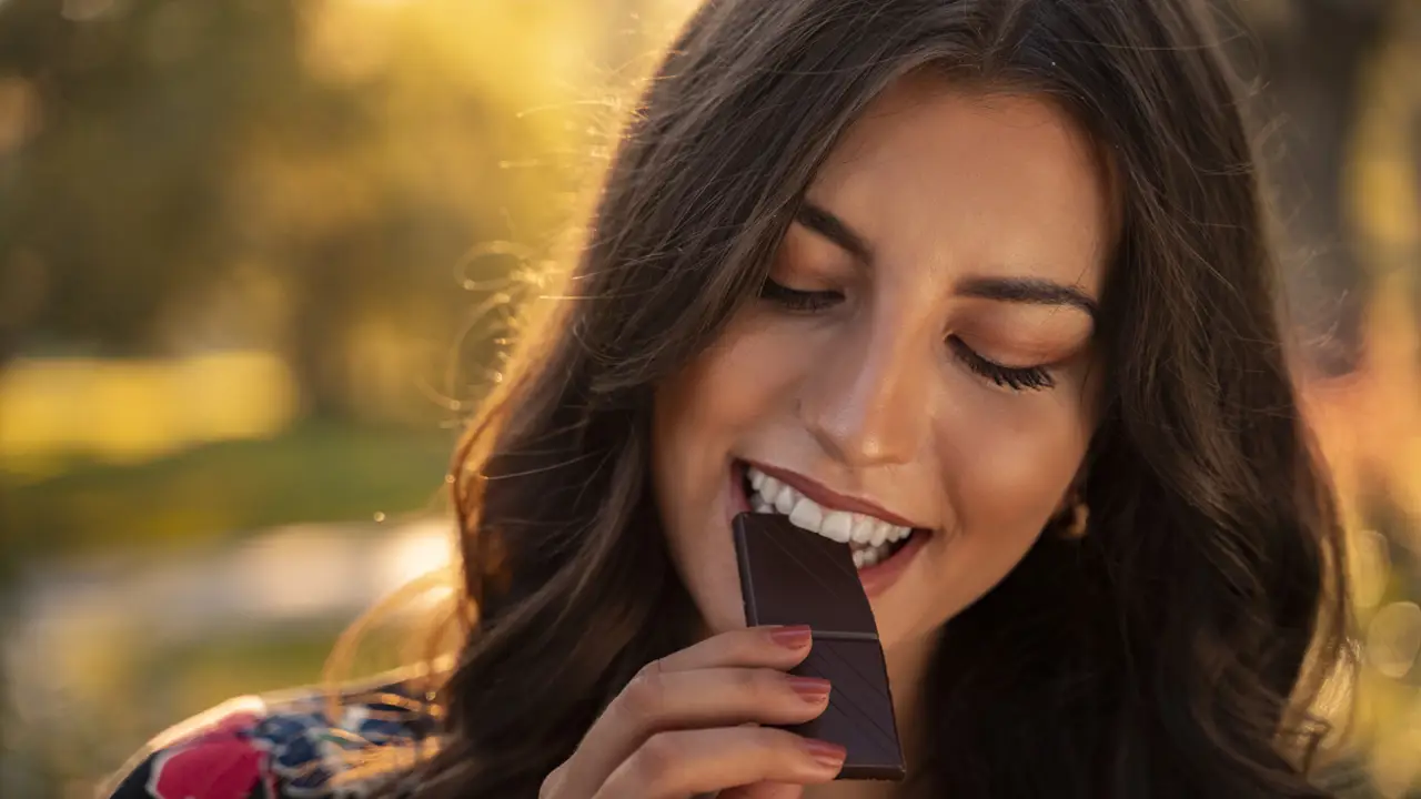 mujer comiendo chocolate