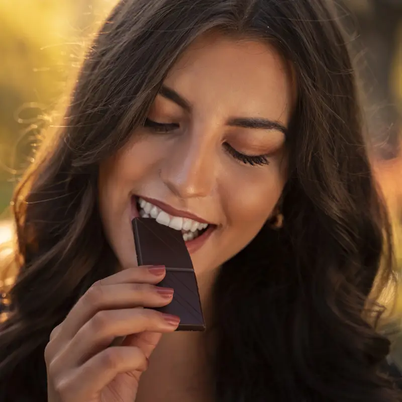 mujer comiendo chocolate