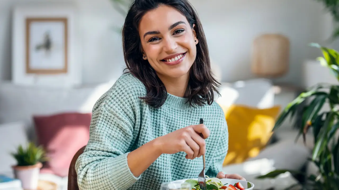 mujer comiendo