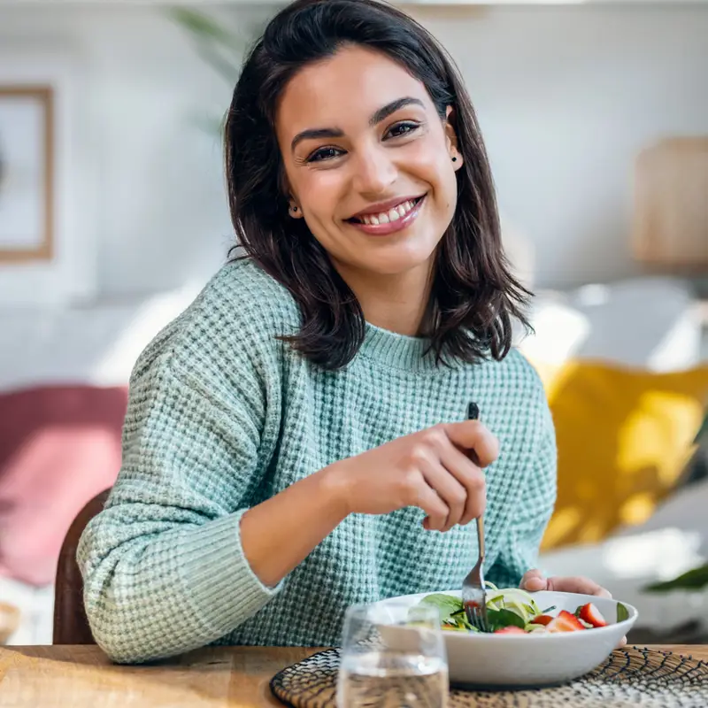 mujer comiendo