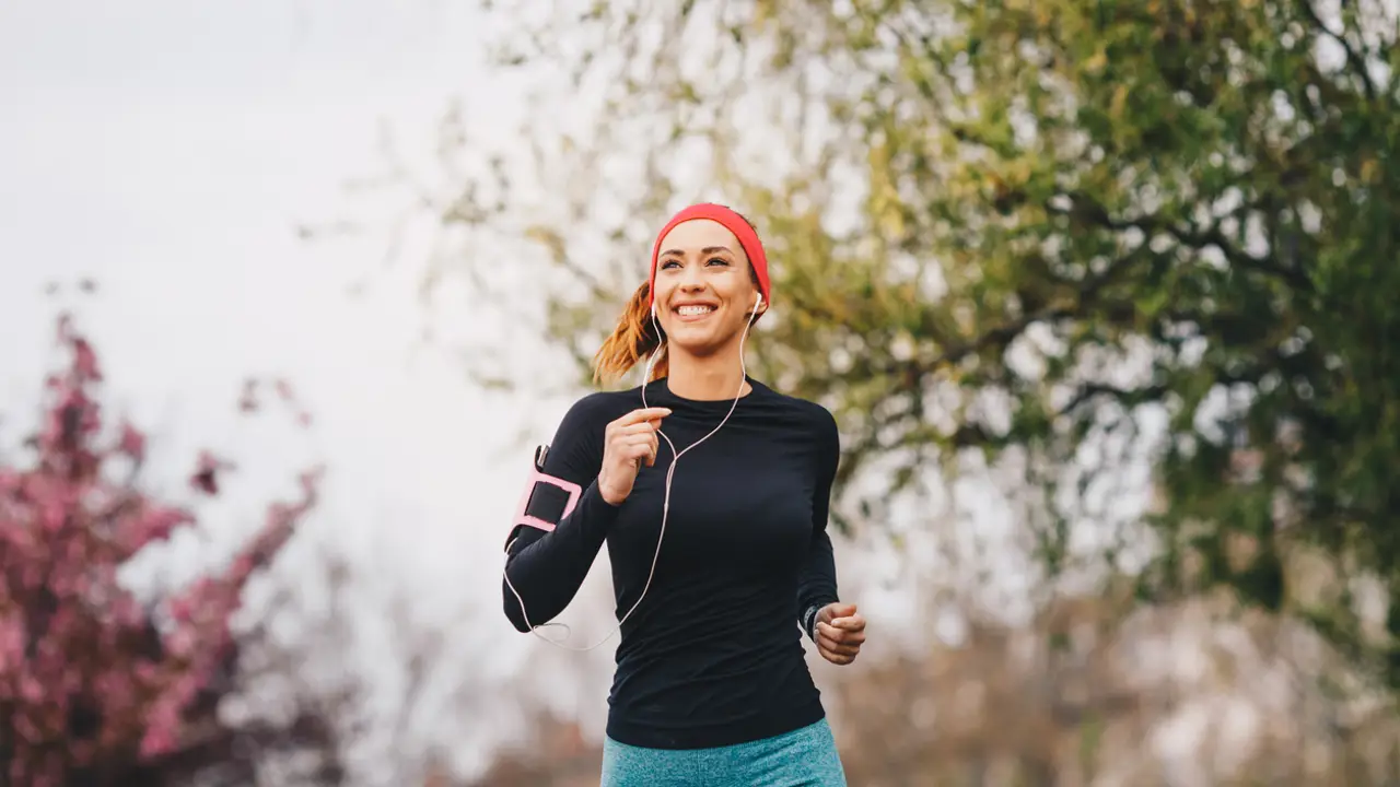 chica corriendo en invierno