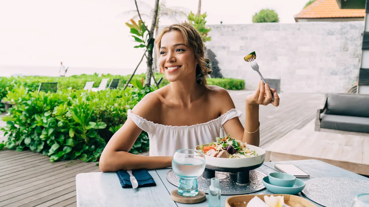 Dan Buettner, experto en longevidad, comparte los tres alimentos que comen las personas más longevas del mundo