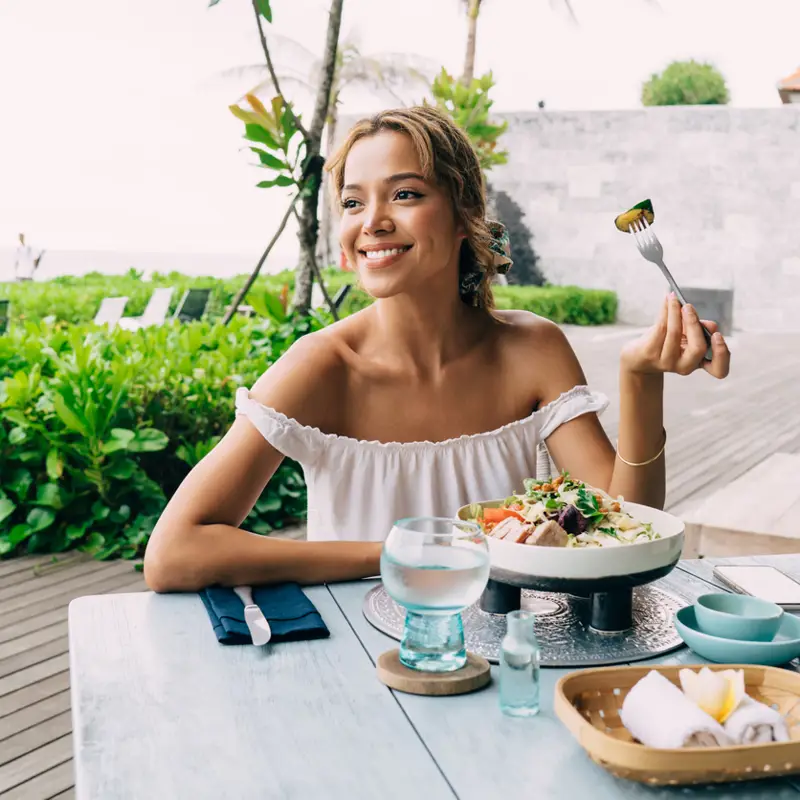 Dan Buettner, experto en longevidad, comparte los tres alimentos que comen las personas más longevas del mundo