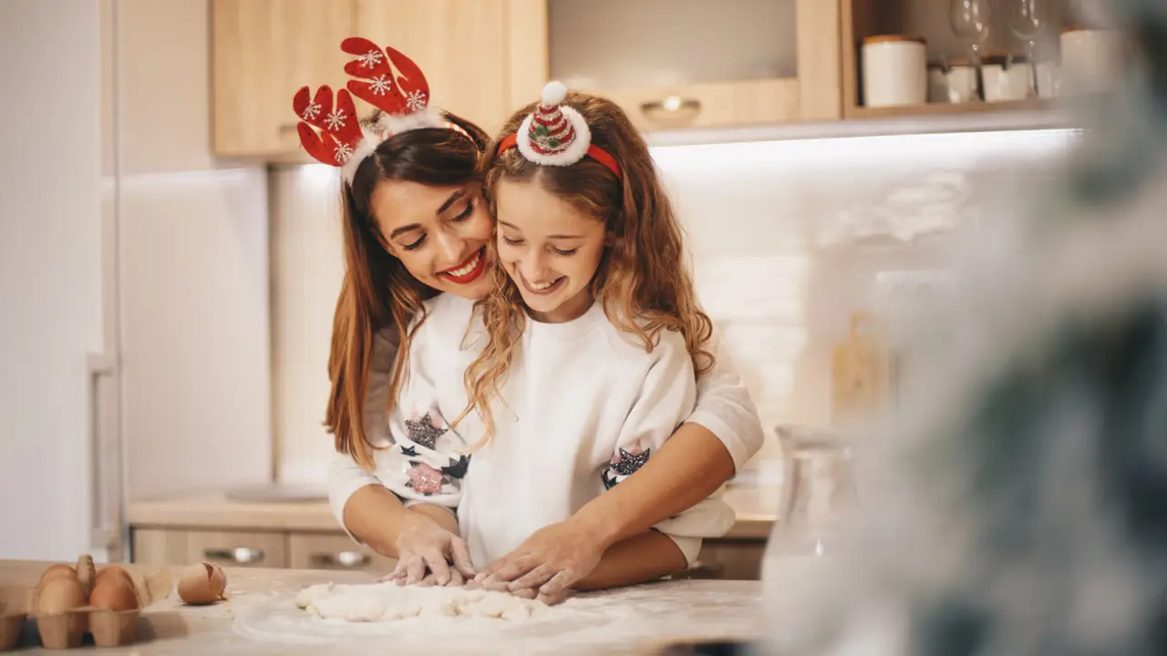 madre hija en la cocina en navidad