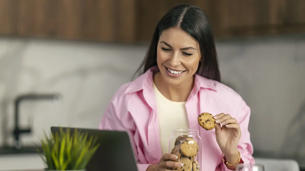 MUJER COMIENDO GALLETAS