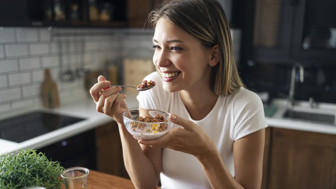 mujer desayunando