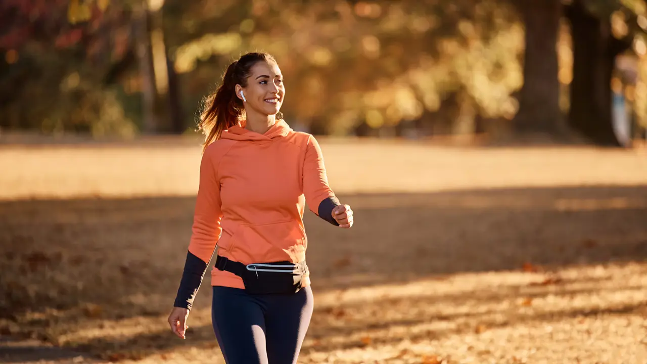 Los científicos descubren la mejor hora del día para salir a caminar y bajar el azúcar: "se reduce la glucosa casi un 10%"