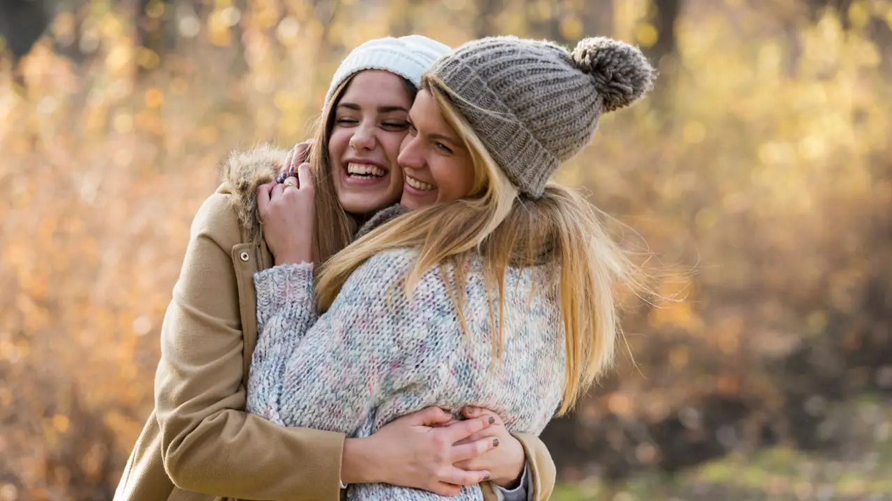 chicas abrazándose