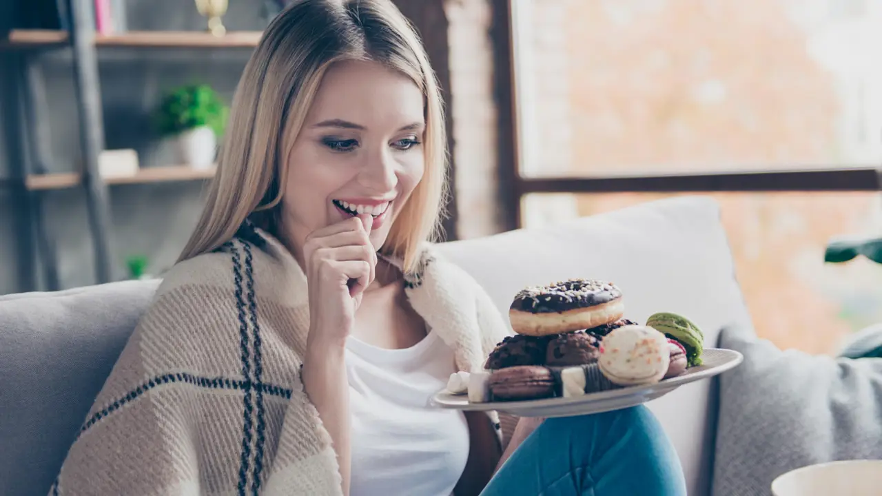 mujer comiendo azúcar