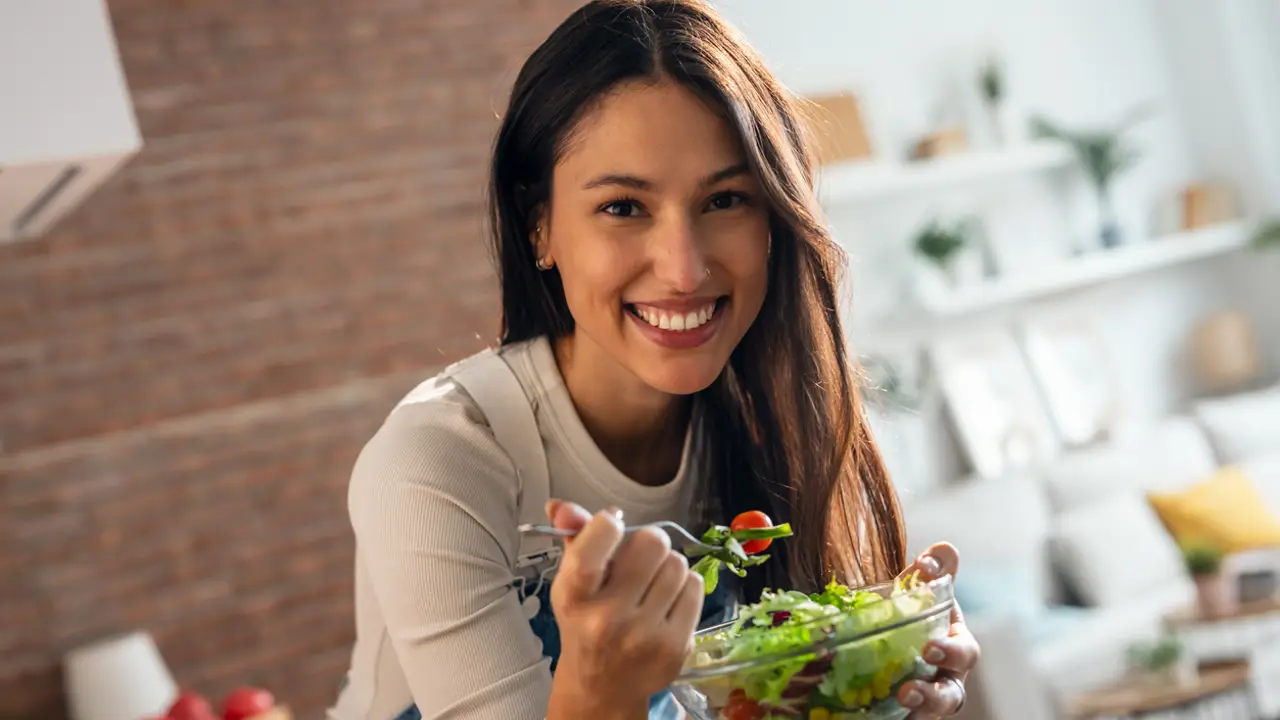 mujer comiendo sano