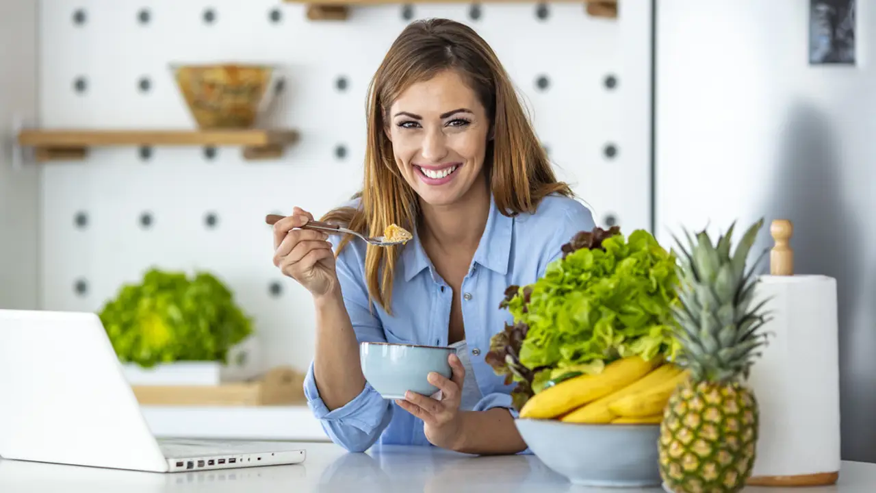 mujer desayunando 